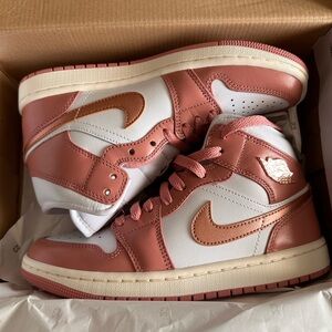 Women’s air Jordan 1 mid SE red stardust size 7